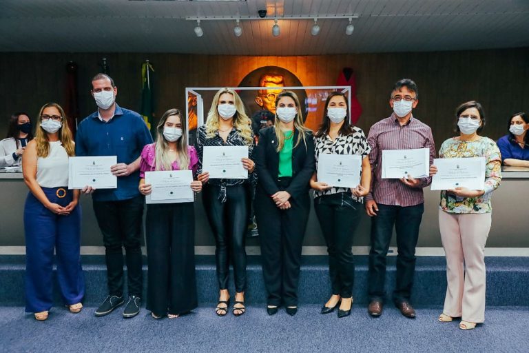 Carol Gomes homenageia fisioterapeutas e terapeutas ocupacionais em sessão especial da CMCG