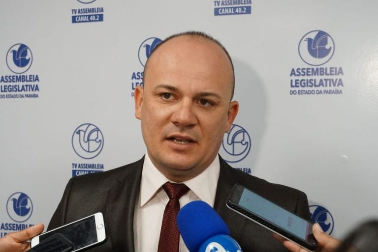 ALPB suspende atividades presenciais até vacinação de deputado da base de Bolsonaro