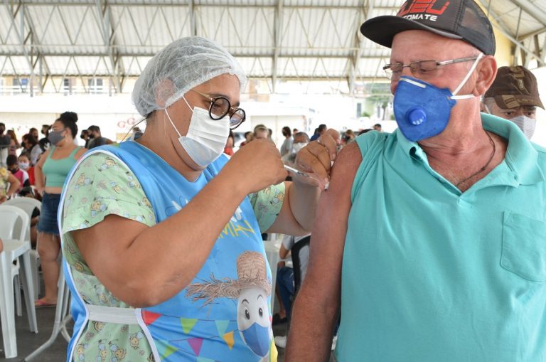 Campina começa aplicação de terceira dose para 59+ nesta terça; Veja cronograma completo