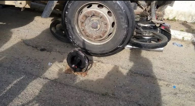 Homem morre e mulher fica ferida após caminhão sem freio atingir moto nesta quinta-feira