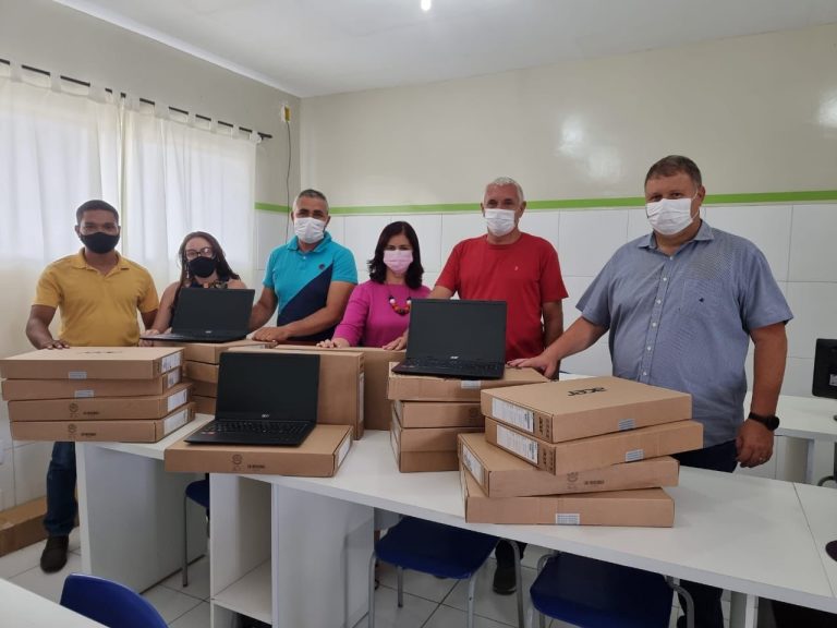Prefeito entrega novos equipamentos para laboratório de informática em Boa Vista
