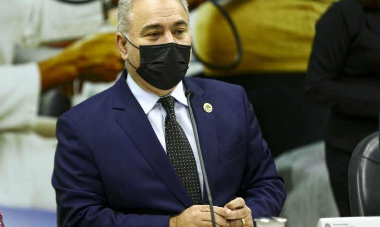 Ministro pede ao Senado para rebaixar Covid-19 à situação de endemia