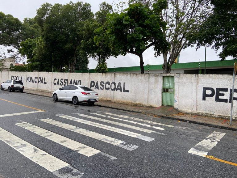 Turma fica sem aula em Campina Grande por conta de vazamento de água; Veja vídeos e relato de professora