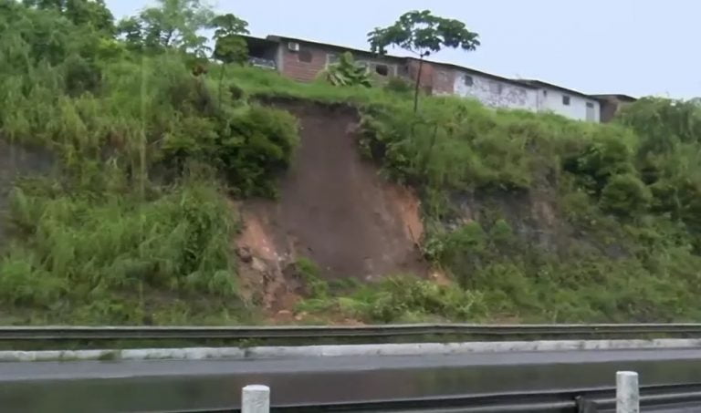 CHUVAS: Deslizamento de terra deixa trecho da BR-230 interditado na Paraíba