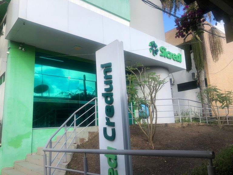 Quadrilha invade Sicredi da UFCG e rouba dinheiro e arma de vigilante