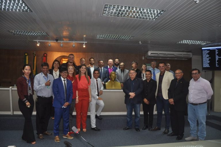 Instituto Histórico faz entrega de busto de Félix Araújo à Câmara Municipal