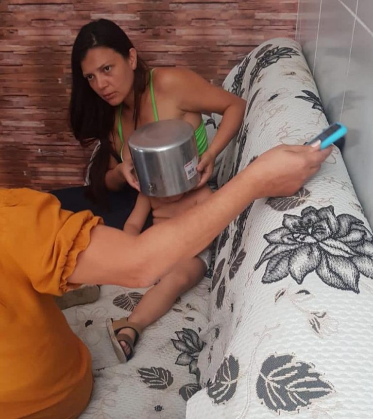 Menino de dois anos fica com cabeça presa em panela de pressão