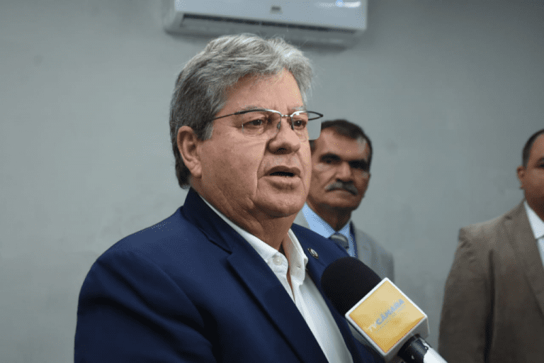 PF abre inquérito após apreensão de carro com R$ 173 mil e material de campanha de João Azevedo
