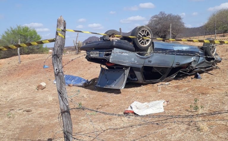 Duas pessoas morrem e duas ficam feridas após carro capotar e bater em poste, na PB