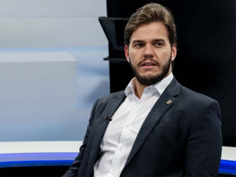 DIA DOS PROFESSORES: Bruno inicia hoje entrega de 3 mil notebooks para professores da rede