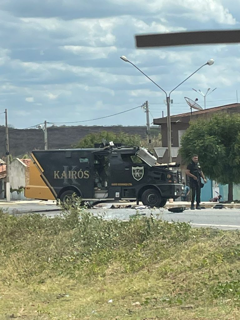 Carro-forte é atacado por grupo criminoso na divisa entre Paraíba e Pernambuco