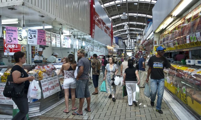 Intenção de consumo das famílias cresceu em outubro, aponta pesquisa da CNC