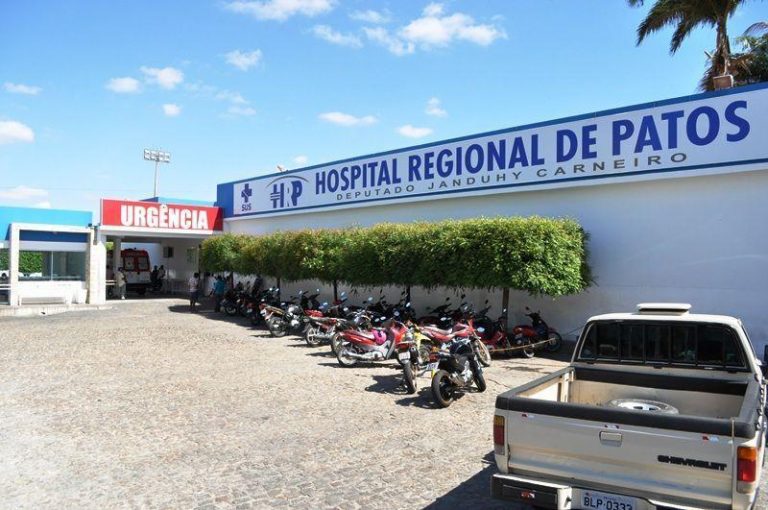 Homem tenta matar esposa com 11 facadas na frente do filho de dois anos em Patos