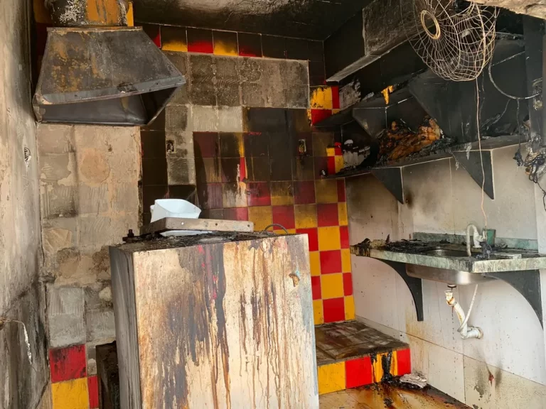 Lanchonete fica completamente destruída após incêndio, na Feira Central de CG