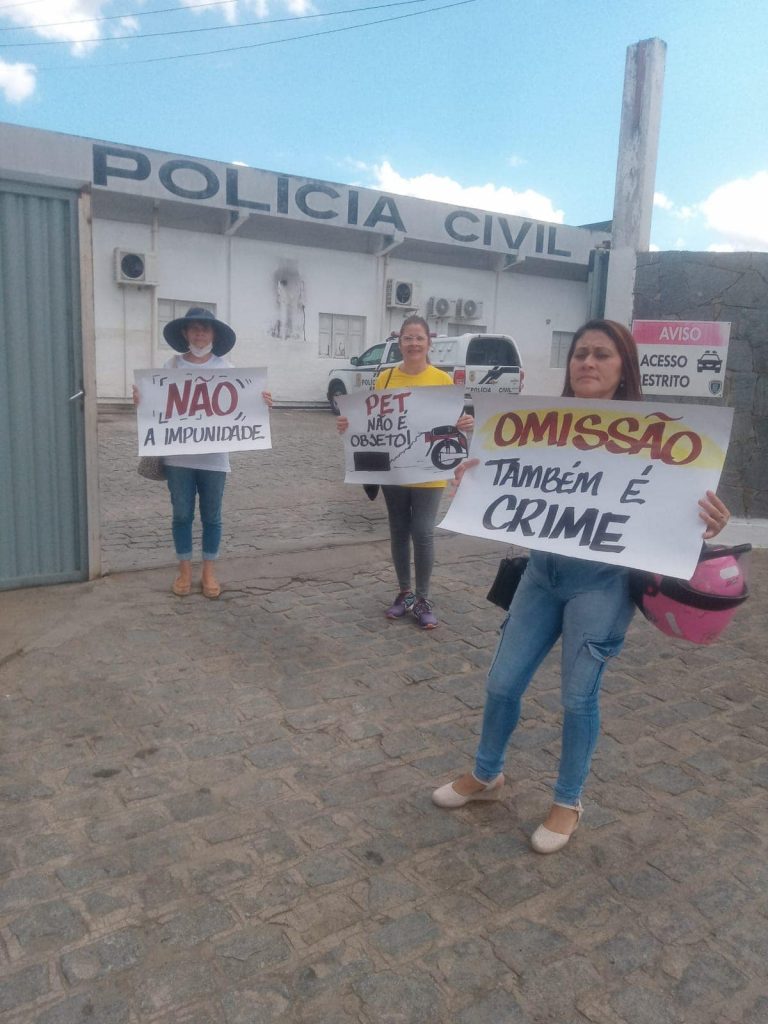 Membros de ONG protestam após investigação concluir que homem não teve intenção de arrastar cadela pelas ruas de São José da Mata