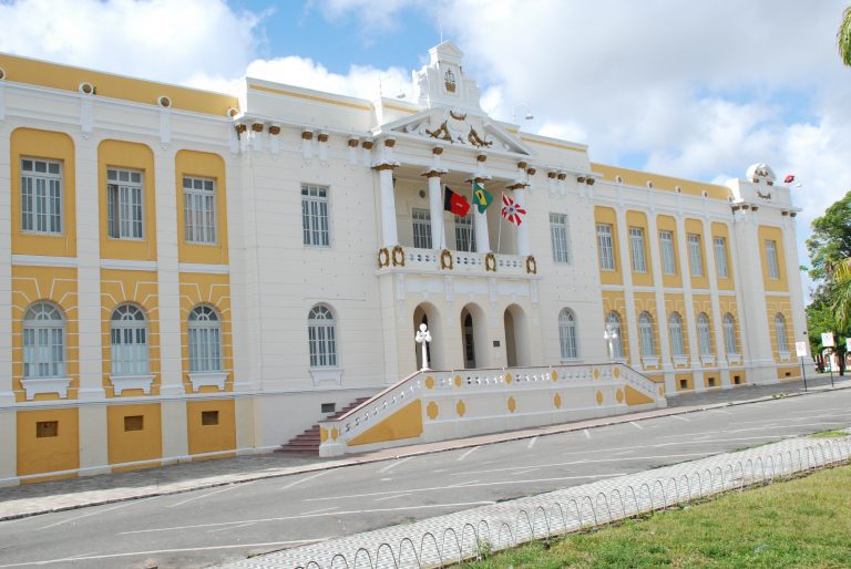 Médico é condenado por beijar funcionária à força em hospital de CG