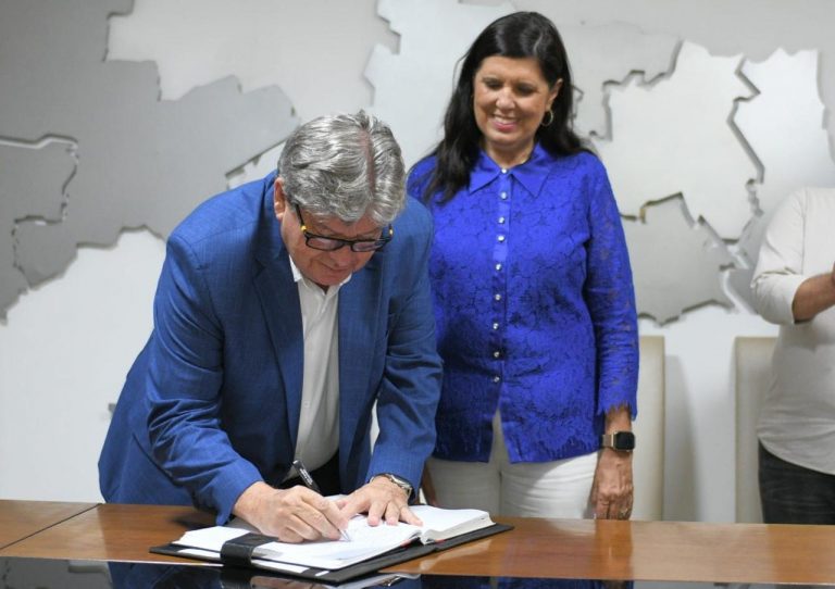 João Azevêdo tira licença e Lígia Feliciano assume comando Governo do Estado
