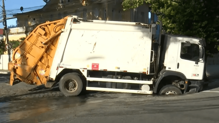 Asfalto cede com caminhão de lixo, rompe tubulação e causa vazamento de água limpa em João Pessoa