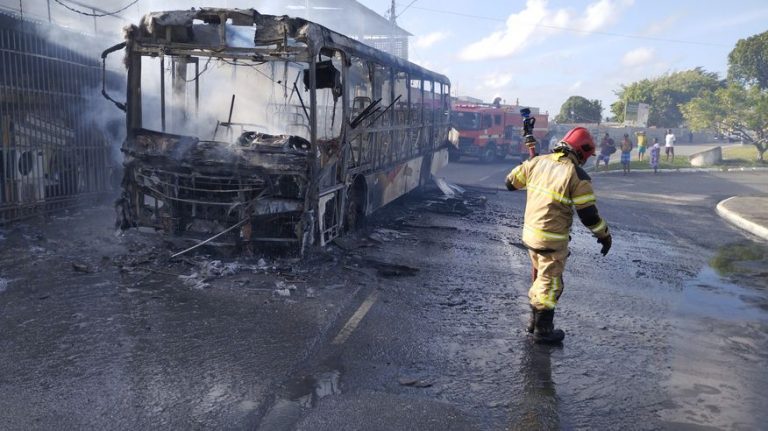 Susto no trânsito: Ônibus intermunicipal sofre pane e pega fogo em João Pessoa