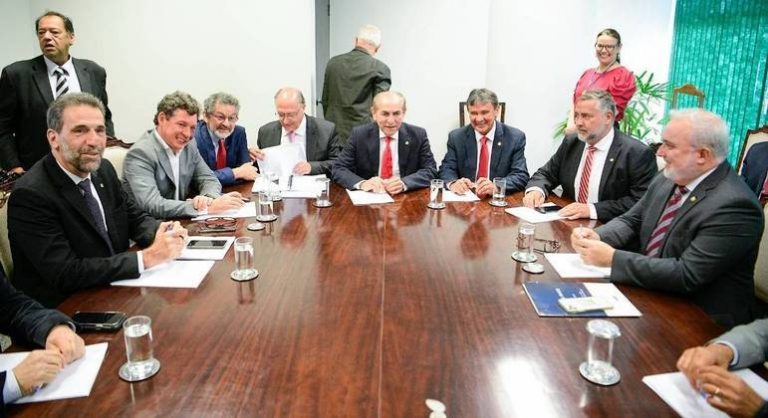 PEC que pode retirar Auxílio Brasil do tento de gastos será apresentada hoje (16)