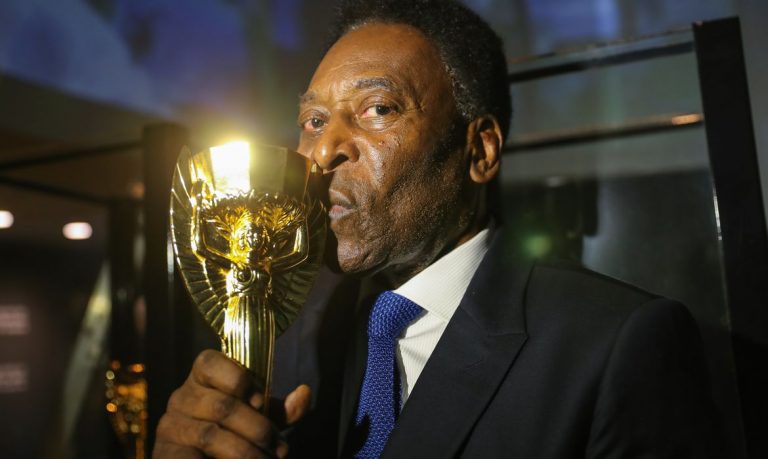PELÉ: Corpo do rei do futebol chegou na Vila Belmiro durante a madrugada; Velório começa às 10h