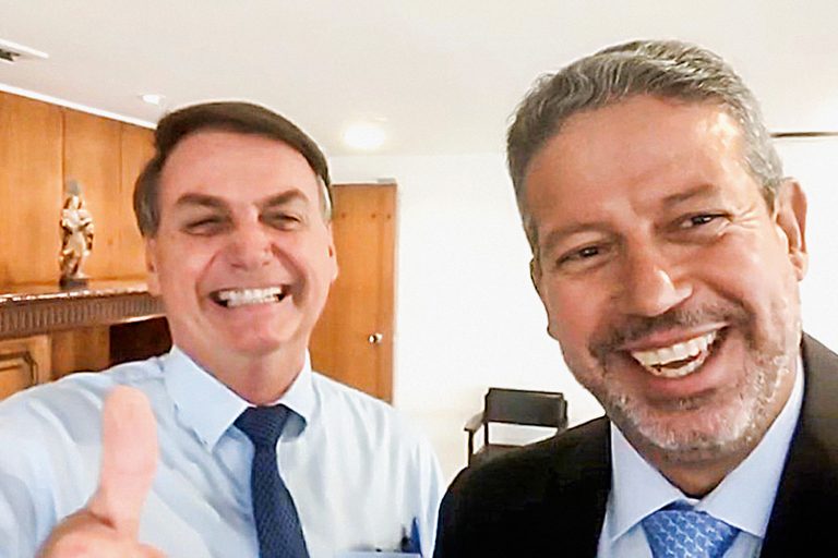 Lira concede a Bolsonaro aposentadoria parlamentar; renda deve superar R$ 75 mil