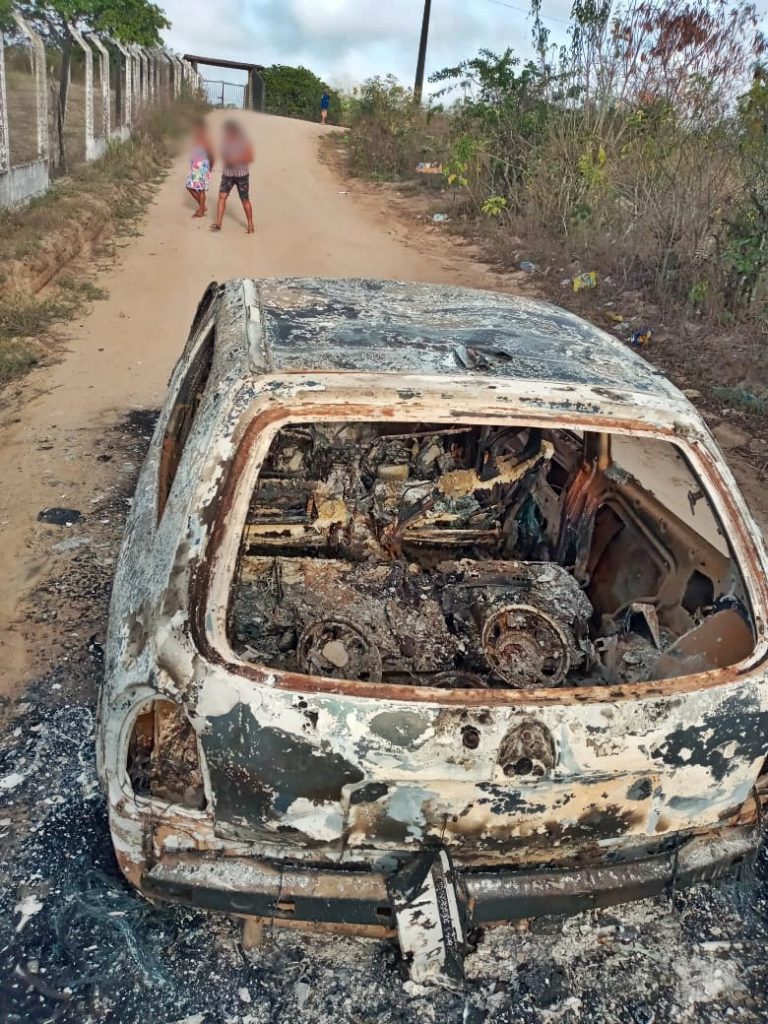 Grupo invade casa e queima carro de acusado de matar o vizinho em Puxinanã