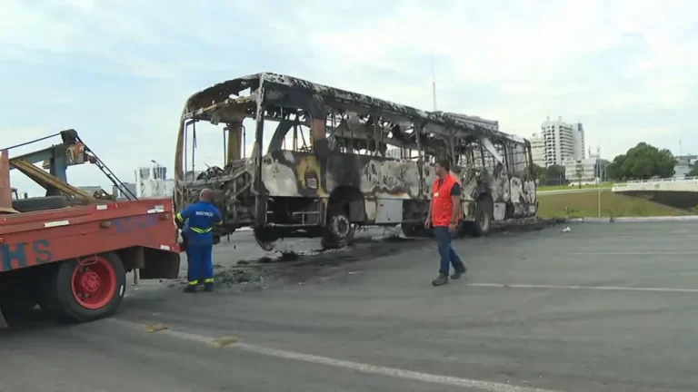 CLIMA DE GUERRA EM BRASÍLIA: Veículos são incendiados e polícia entre em confronto com radicais; Entenda o que aconteceu