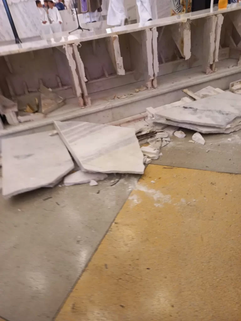 Estrutura de altar cai e atinge fiel durante missa no Sertão; Homem foi socorrido para hospital