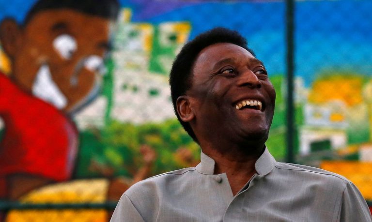 Pelé tem melhora progressiva, aponta boletim médico