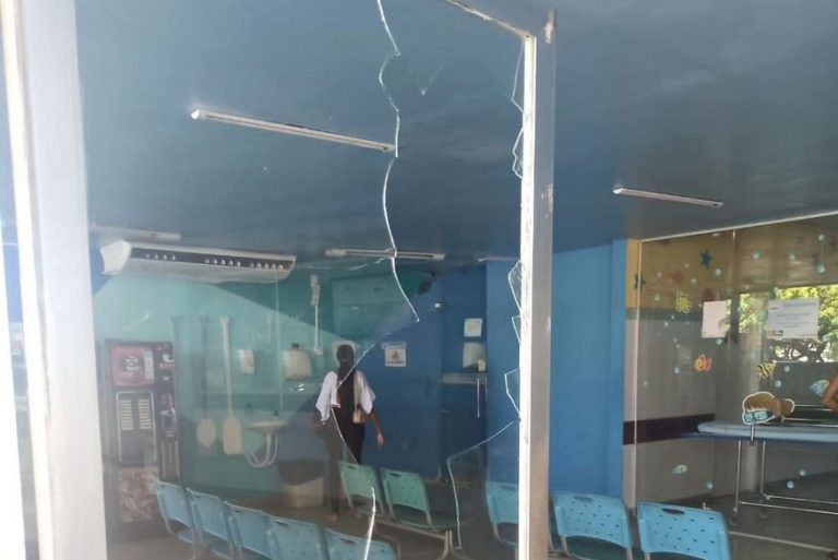 Criança morre vítima de infecção em hospital de João Pessoa, família se revolta e confusão termina com porta quebrada