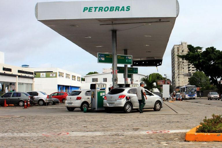 Após redução na Petrobras, preço da gasolina cai nos postos de Campina Grande