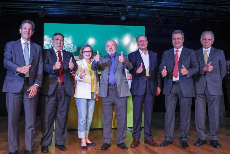 Lula anuncia Fernando Haddad como ministro da Fazenda e Flávio Dino na Justiça; confira outros nomes