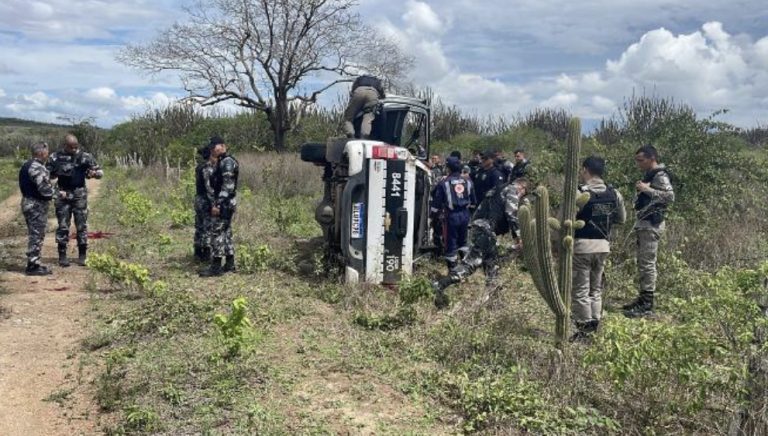 Viatura da PM capota durante perseguição em Pocinhos, no Agreste