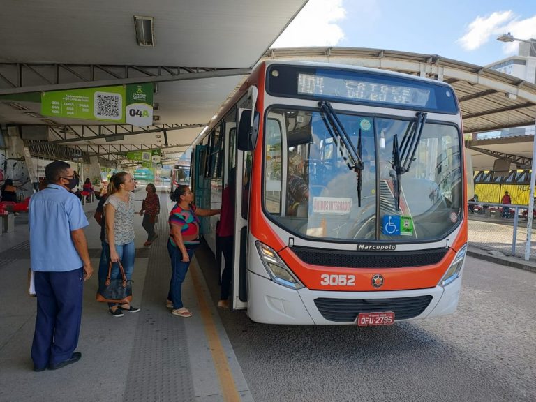 Além dos assentos, idosos têm prioridade no embarque e desembarque dos ônibus