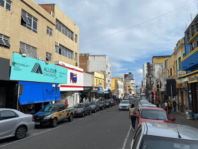 Fardados de industriários, bandidos invadem clínica e promovem arrastão no Centro de CG