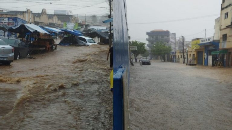 Guarabira começa semana da Festa da Luz inundada por chuva e lama; assista
