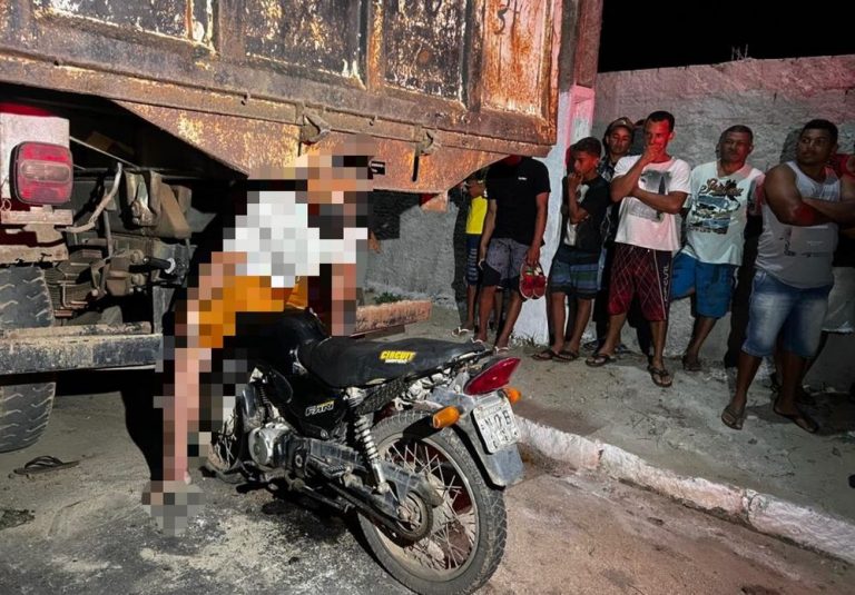 Motociclista morre ao bater em caçamba de caminhão em Cruz do Espírito Santo