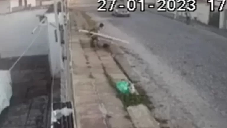 Bandidos arrombam casa e furtam portas e pias em Campina Grande