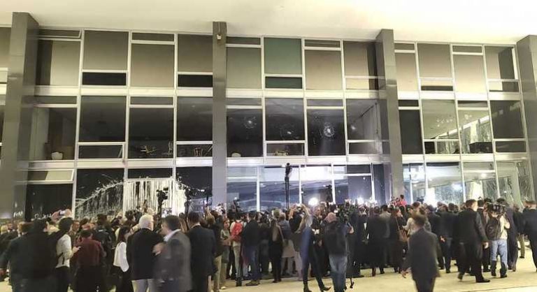 Lula e governadores atravessam a Praça dos Três Poderes e vão ao STF