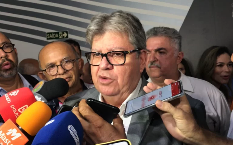 João Azevêdo entrega ginásio e anuncia apoio ao São João, nesta terça-feira (23), em CG