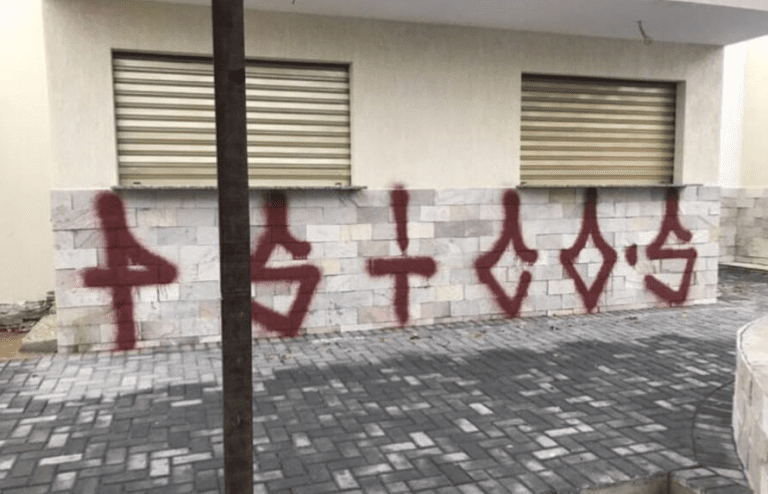 Quiosques são pichados no bairro Bodocongó em Campina Grande