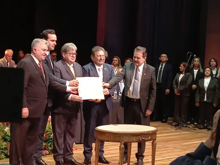 “Com a consciência de que precisamos fazer um governo melhor do que fizemos no primeiro”, afirma João durante posse