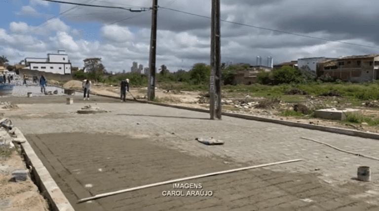 Moradores comemoram chegada de calçamento, mas Energisa deixa poste no meio da rua no bairro Jardim Paulistano
