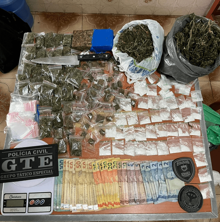 EM FLAGRANTE: Polícia prende homem com mais de 100 papelotes de maconha e cocaína