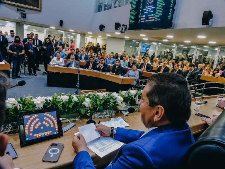 Deputados tomam posse e elegem Galdino presidente da ALPB para 1º e 2º biênios; confira composições