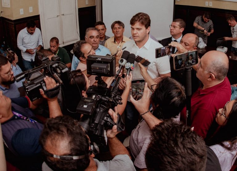 Bruno anuncia solução emergencial para problema na estrutura do ISEA e garante projeto para a construção de nova maternidade em CG