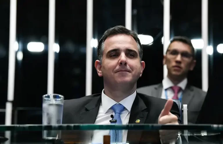 Rodrigo Pacheco é reeleito presidente do Senado com 49 votos contra 32 de Rogério Marinho