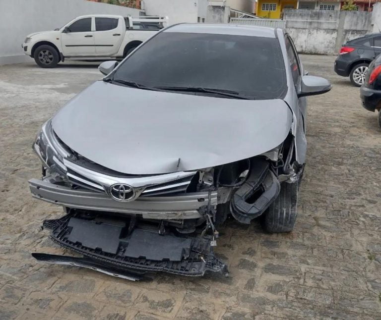 Quadrilha é presa com carro roubado e arma, em Campina Grande