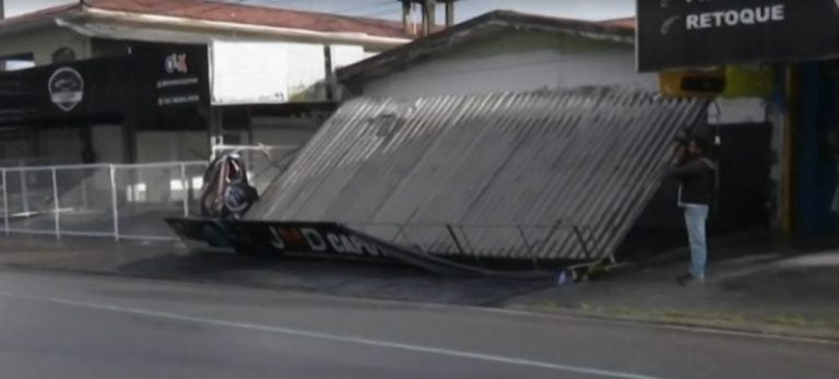 Marquise desaba no bairro da Torre após chuvas em JP